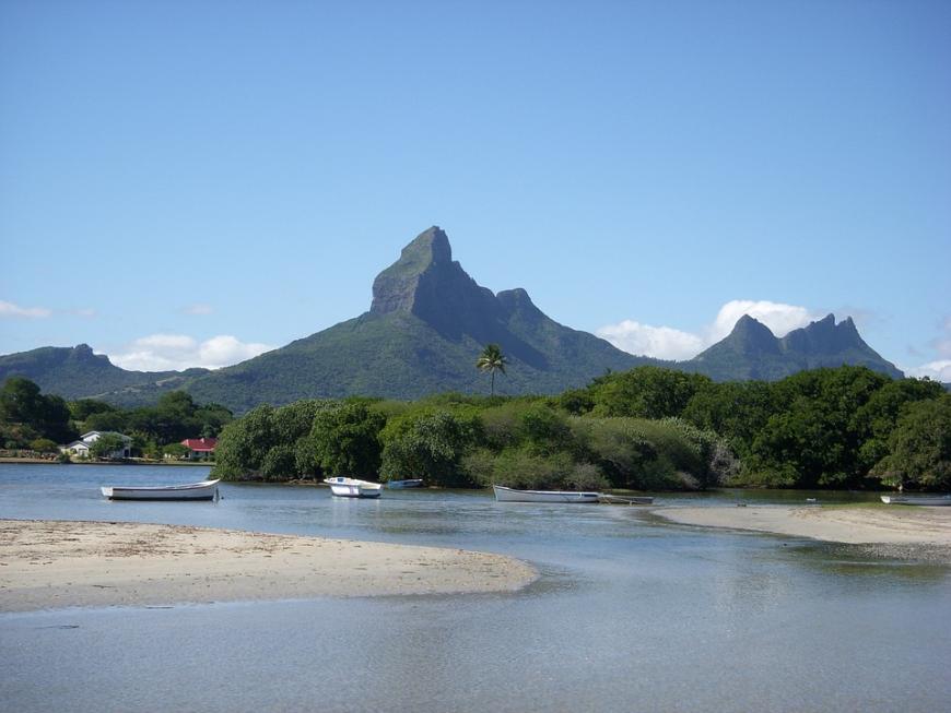 Ein beliebter Ort für Honeymoons: Mauritius! Sage und schreibe 12.000 Mal im Jahr geben sich die Menschen dort das Ja-Wort. Und auch hier schaffte es der Charme der Insel, und natürlich das geplante romantische Programm mit Catamarantour und Candle-Light-Dinner, auch Jan Kralitschka und Alissa bei ihrem Dream-Date in Staffel 3 zu überzeugen. Sie war es auch, die die letzte Rose erhielt!
Tipp: Fahrt in das Dorf Charamarel und entdeck vor Ort einen atemberaubenden Wasserfall, der sich über mehrere Kaskaden in das bewaldete Tal stürtzt. Warum so faszinierend? Der Wasserfall ist so hoch wie die Freiheitsstatue von New York. Auf zwei Aussichtsplattformen könnt ihr das Spektakel erleben.