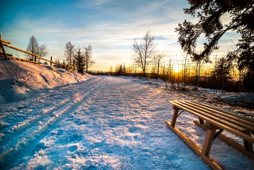 Nichts für Frostbeulen! Beim Dream-Date von Jan Kralitschka und Melanie wurde es um einiges kälter als noch in der Wüste Namibias. Sie flogen in die Schweizer Alpen, um mal eben die Piste mit dem Schlitten unsicher zu machen und um bei einer Schneeballschlacht aus dem Lachen nicht mehr herauszukommen. Fun garantiert!
Tipp: Für schwindelfreie Reisende empfiehlt es sich, den Peak Walk zu erklimmen. Bei dem Peak Walk handelt es sich um eine schmale Brücke zwischen den Berggipfeln des Glaciers 3000 und dem Scex Rouge in der Schweiz. Auf dem 107m langen Laufweg hat man einen wunderschönen Ausblick auf den Matterhorn, Mont Blanc, Jungfrau uvm.