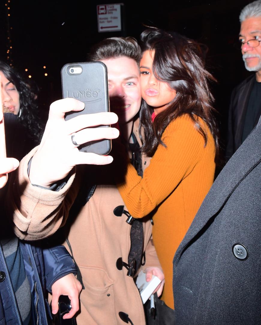 Selena Gomez machte samt Schmollmund ein Selfie mit einem Fan.