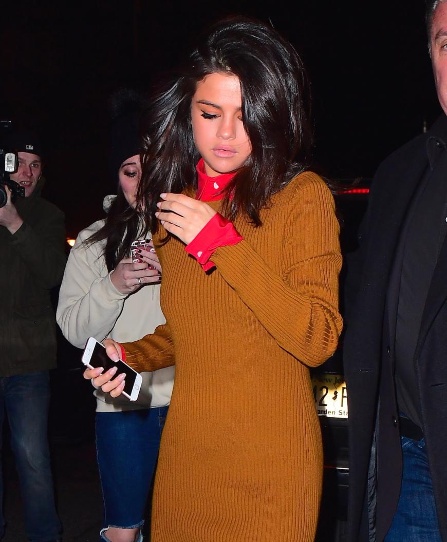 Selena Gomez hielt sich dei Hand vors Gesicht, um sich vor den Fotografen zu verstecken.