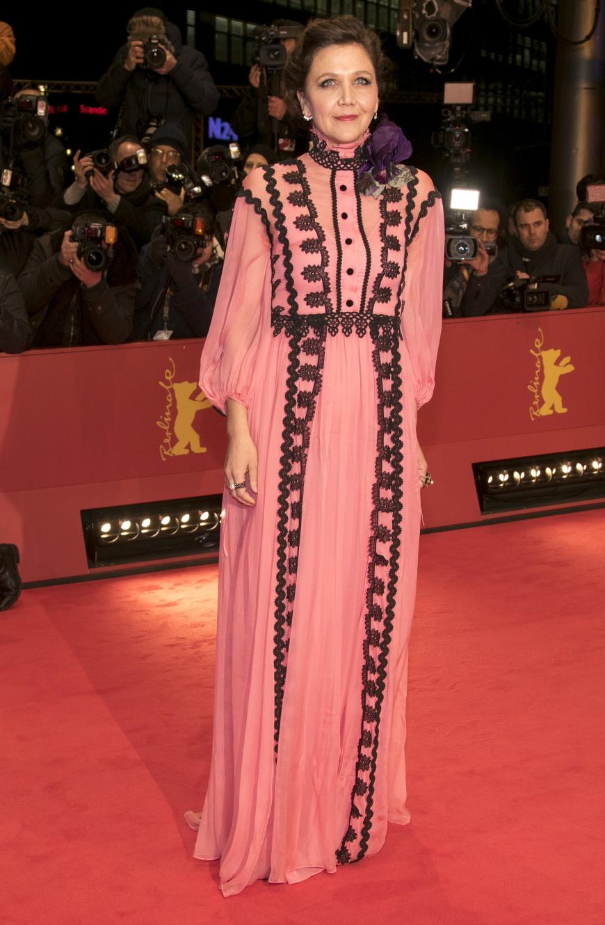 Aber auch Maggie Gyllenhaal platzierte sich Worst-Dressed-mäßig weit vorne, das Kleid war an sich schön, jedoch passte es gar nicht zu der sowieso schon bieder aussehenden Schauspielerin und diese Kunstblume... No Comment.