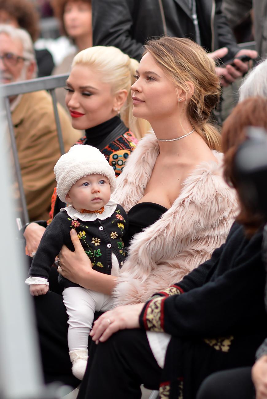 Die Kleine war mit Mama Behati zu der Enthüllung von Adam Levines Stern auf dem Walk of Fame gekommen...