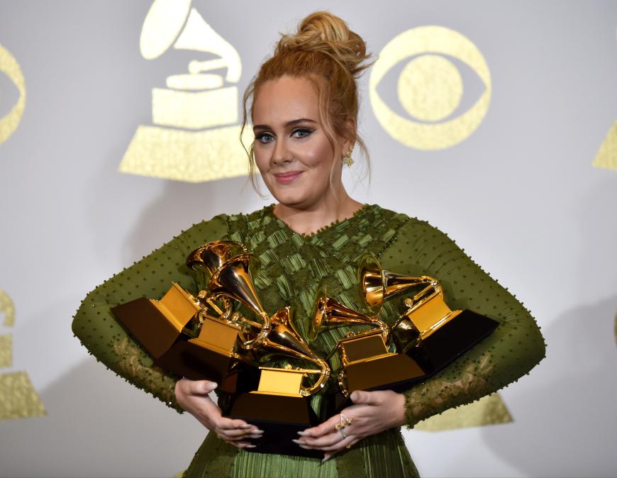 Das war nicht die einzige Überraschung des Abends, denn bei der Grammy-Verleihung am Sonntag, 12. Februar, räumte Adele gleich fünf Awards ab.