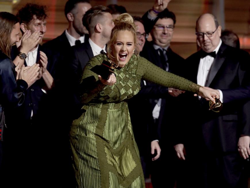 Adele brach ihren Grammy in zwei Hälften, um ihren Preis symbolisch mit Bey zu teilen.