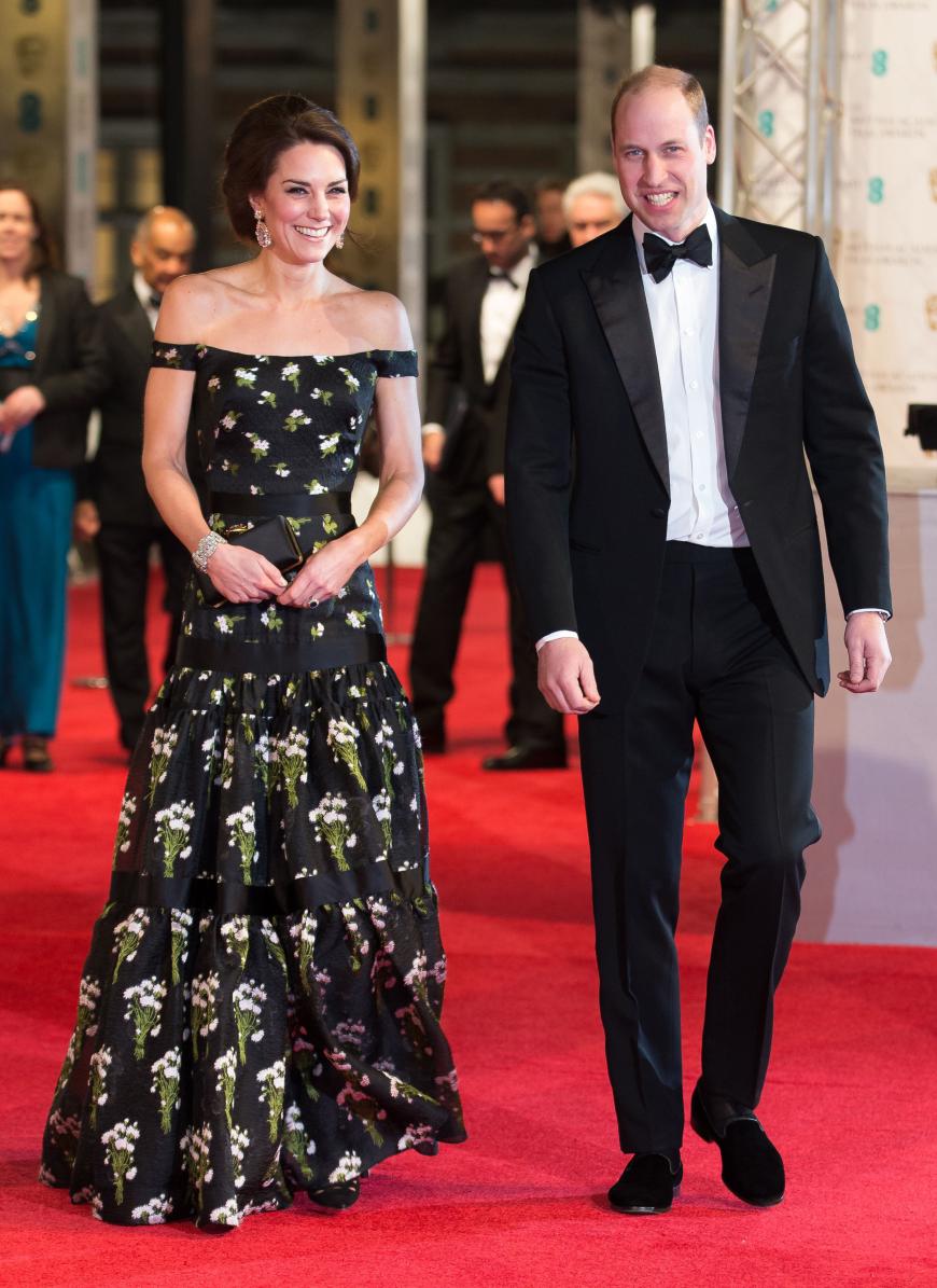 Royaler Glamour bei den BAFTA Awards: Herzogin Kate glänzte aud dem Red Carpet, an der Seite von Ehemann Prinz William, in einem floralen, schulterfreien Kleid von Alexander McQueen.