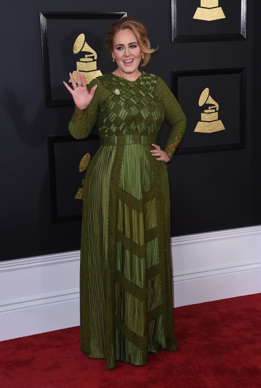 'Hello'-Interpretin Adele räumte gleich fünf Grammys ab - und zeigte uns, dass ein Kleid nicht freizügig sein muss, um sexy auszusehen. Die Trend-Farbe Olivgrün steht ihr hervorragend.