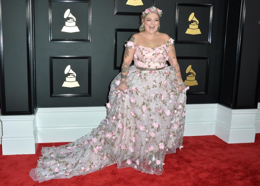 Die Sängerin Elle King brauchte wirklich viele Kunstblumen für ihr Kleid... Das kleine Blumenmädchen ist auf jeder Ebene too much! Damit hat die Sängerin einen Platz auf der Worst-Dressed-Liste sicher.