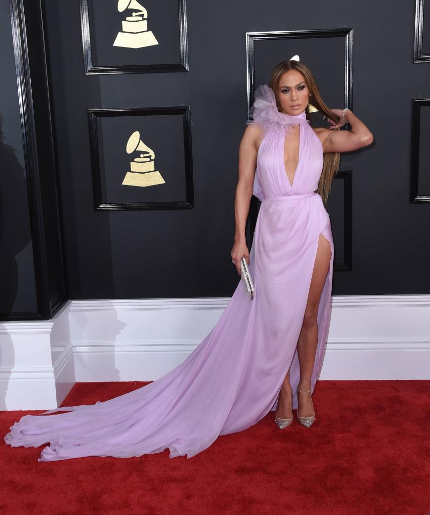 Wir sind beeindruckt von Jennifer Lopez' Traumrobe. Diese Schleppe! Diese Figur! Wir sind hin und weg, daran kann auch das komische Rüschen-Ding am Hals nichts verändern.