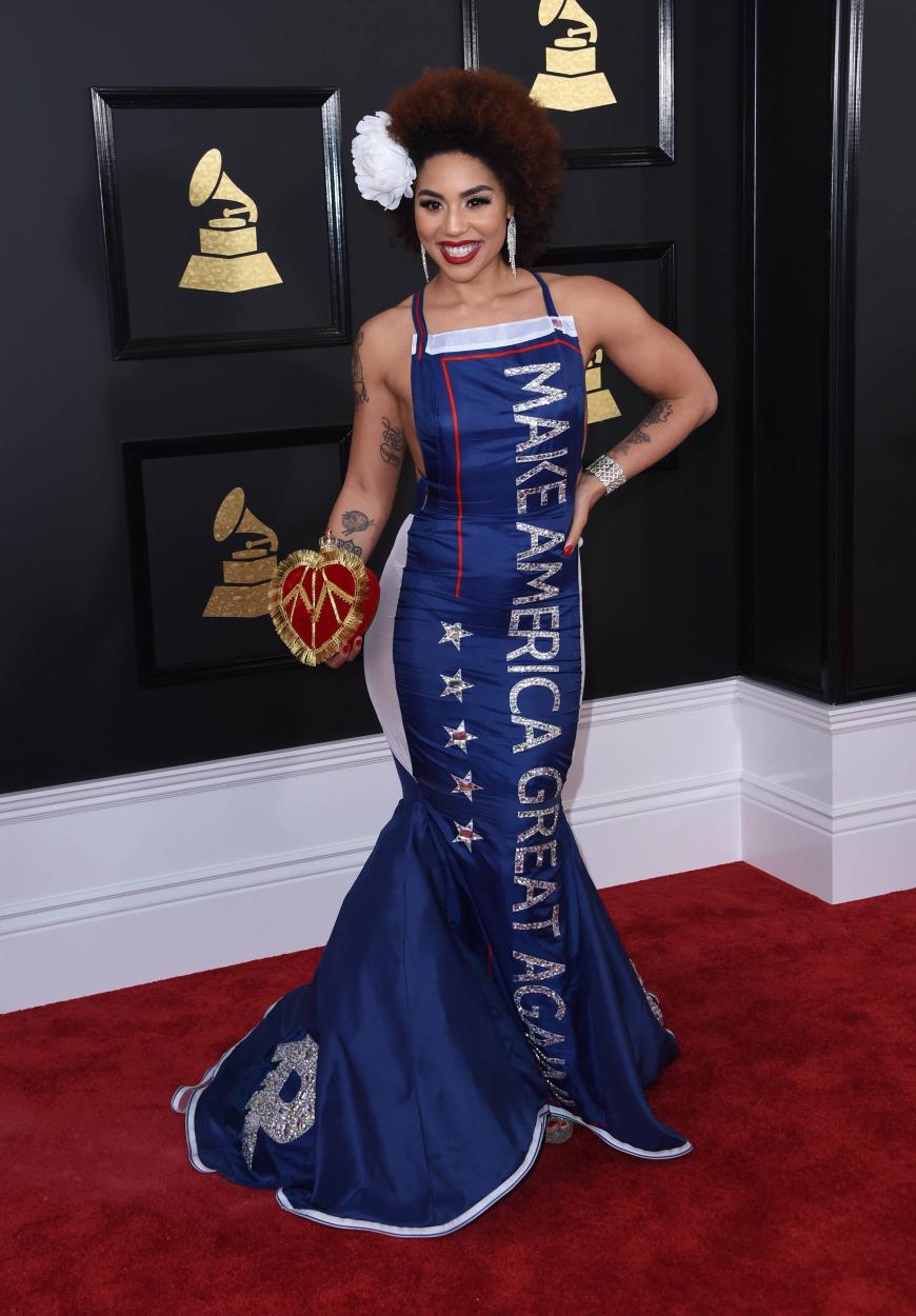 Joy Villa versucht mit ihrem Outfit bei den Grammys 2017 die Welt zu verändern. Ein guter Ansatz, nur sieht das Kleid leider schrecklich aus und die Krönung des Ganzen ist die weiße Kunstblume in ihrem Haar.