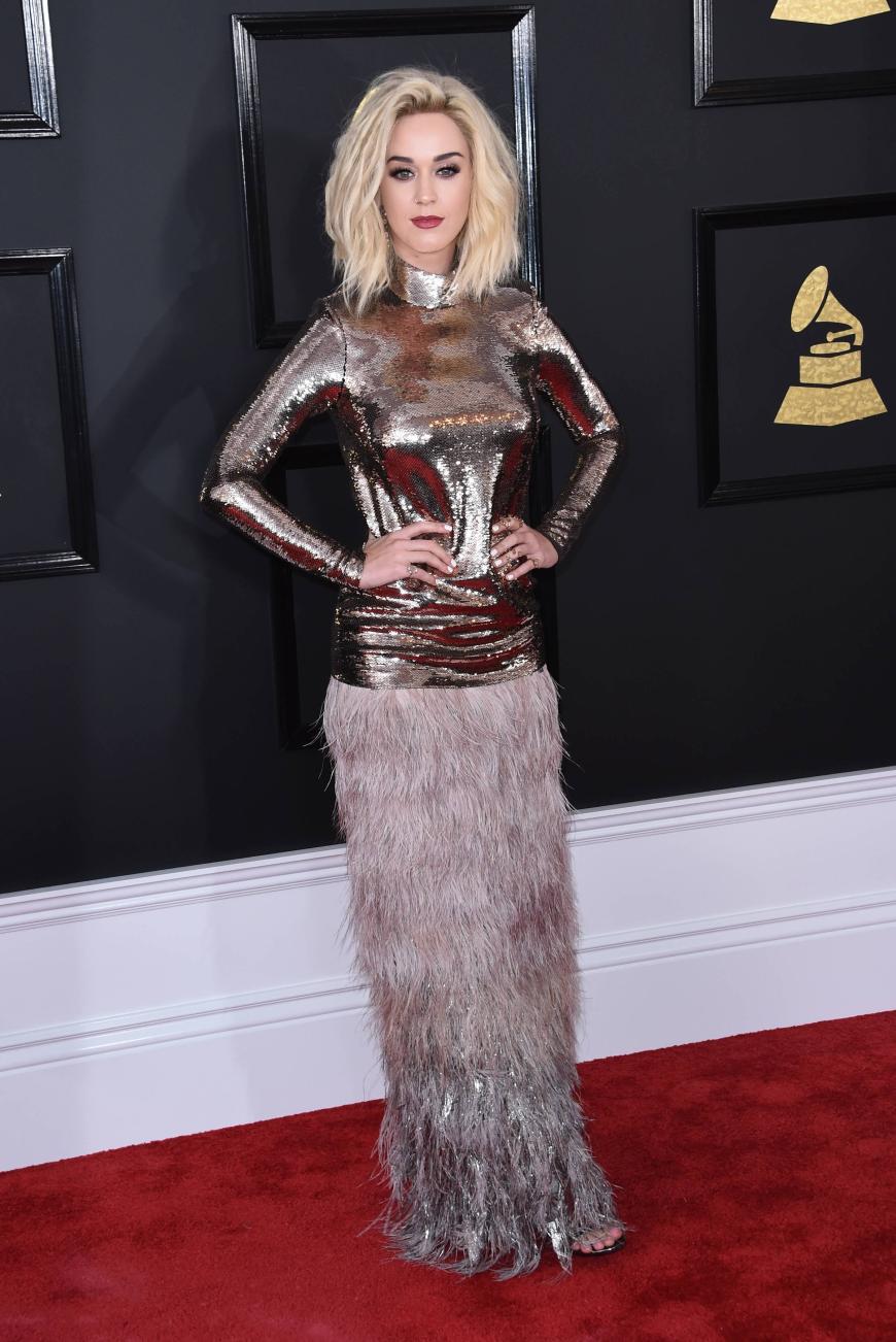 Oh ja, Katy Perry! In dieser ungewöhnlichen Tom Ford Kreation strahlte die Sängerin und überzeugte mit Material-Mix der Extraklasse.