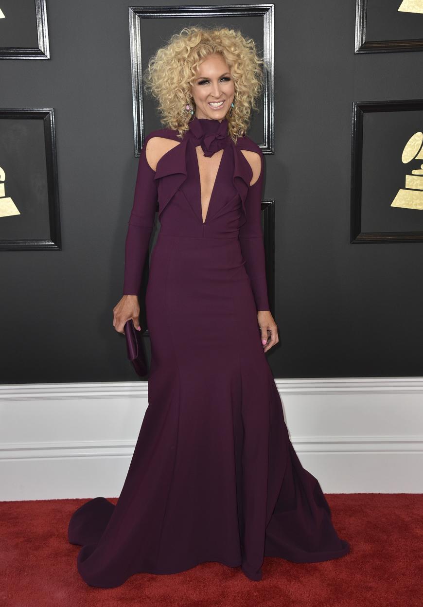 Ein Albtraum in Aubergine ist dieses Kleid von Kimberly Schlapman. Die Farbe steht ihr einfach nicht, obwohl der Schnitt des Kleides gar nicht so missraten ist.