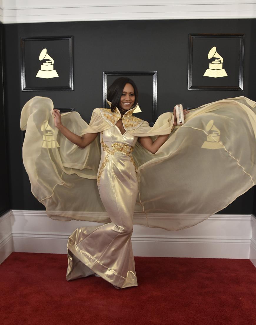 Die Musical-Sängerin Vaja kann ihren Job scheinbar auch auf einer Gala nicht unterdrücken und ihr Kleid glich eher einer Flaschengeist-Kostümierung, als einem schönen Gala Look.