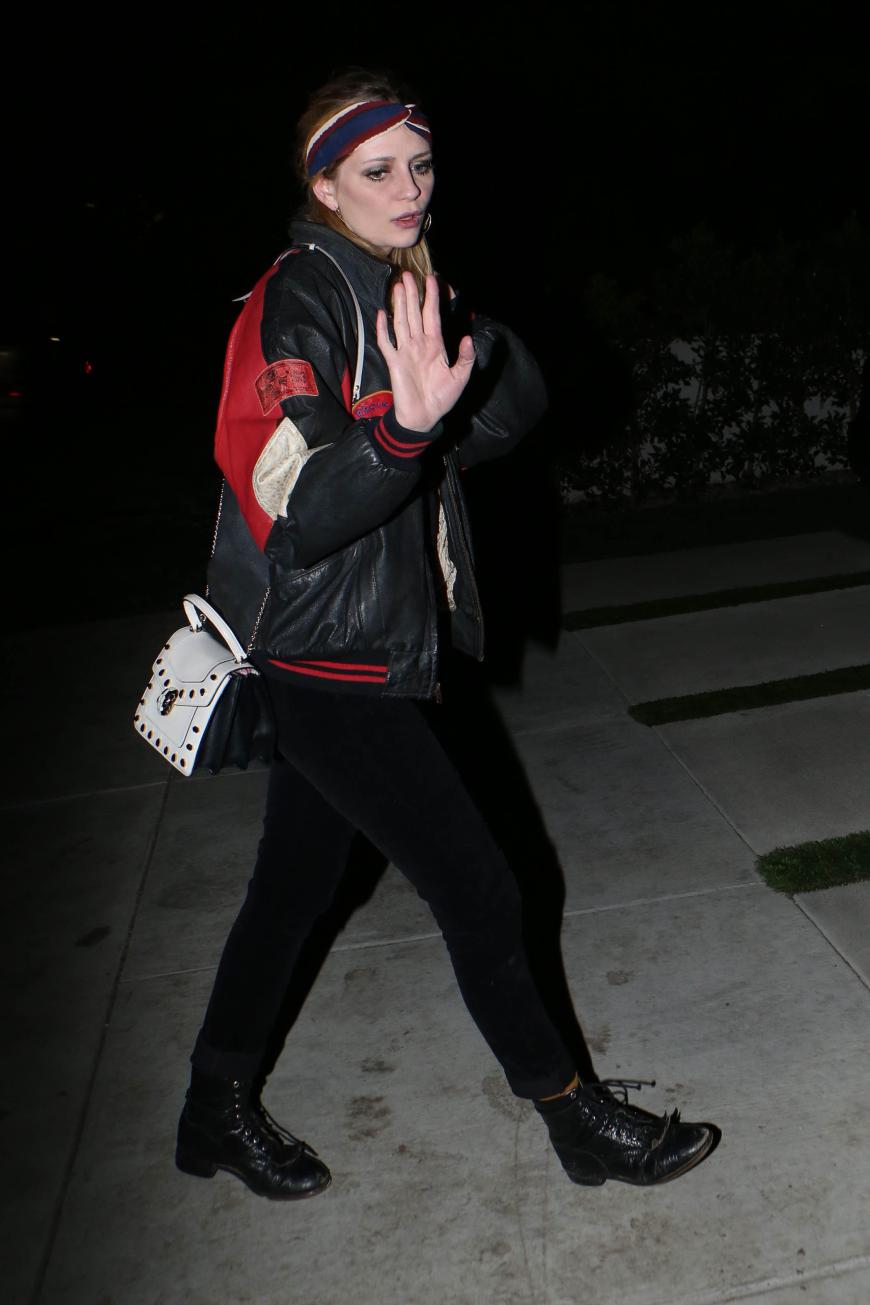 Die Paparazzi folgen Mischa Barton nach ihrem Zusammenbruch auf Schritt und Tritt.