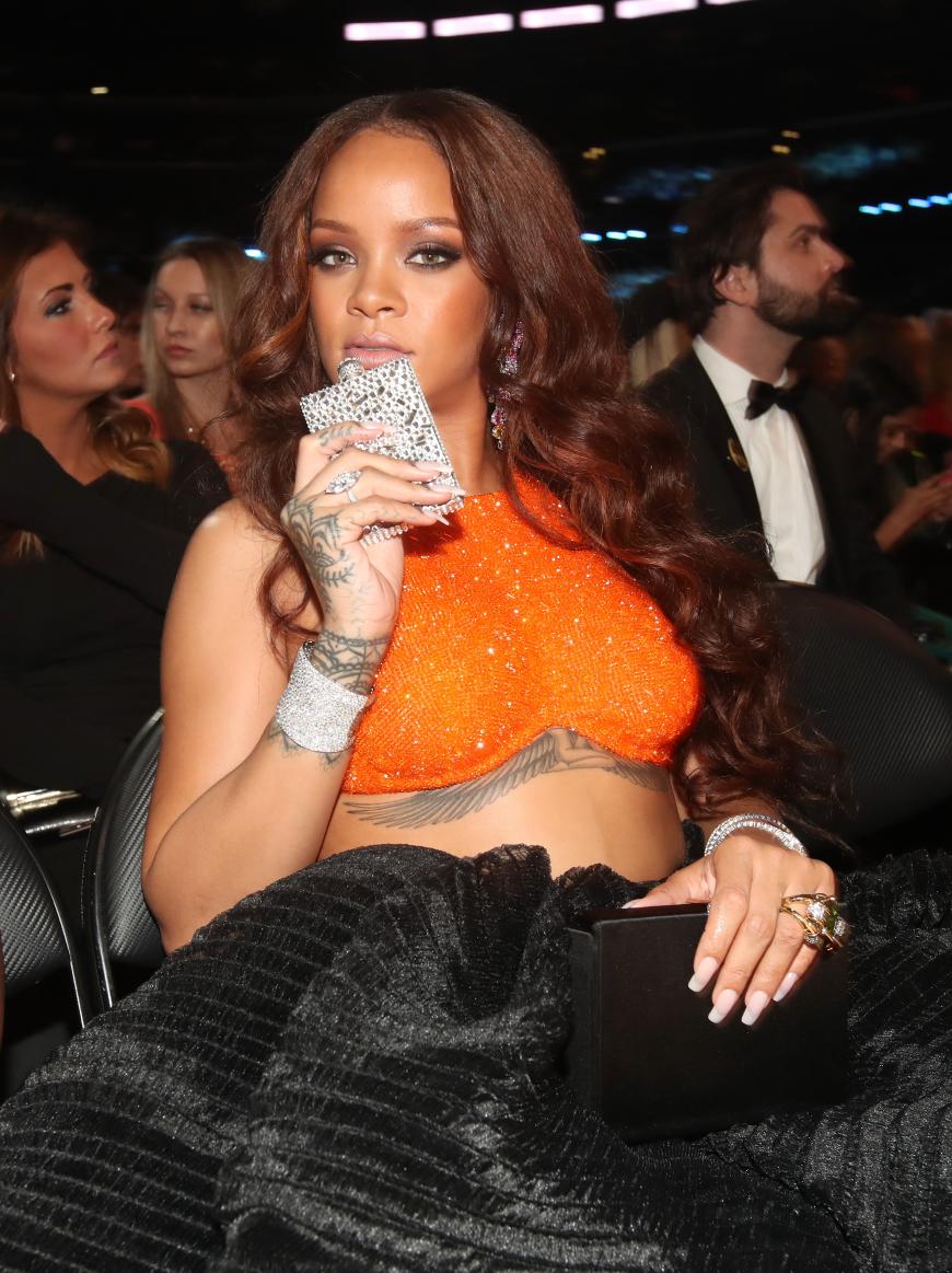 Rihanna brachte gleich ihren eigenen Flachmann mit.