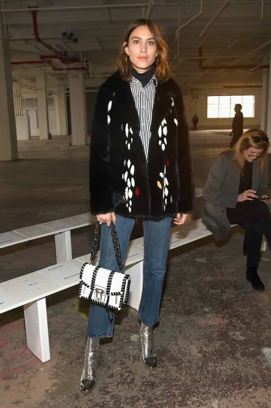 Alexa Chung posierte für die Fotografen vor der Show von Proenza Schouler.
