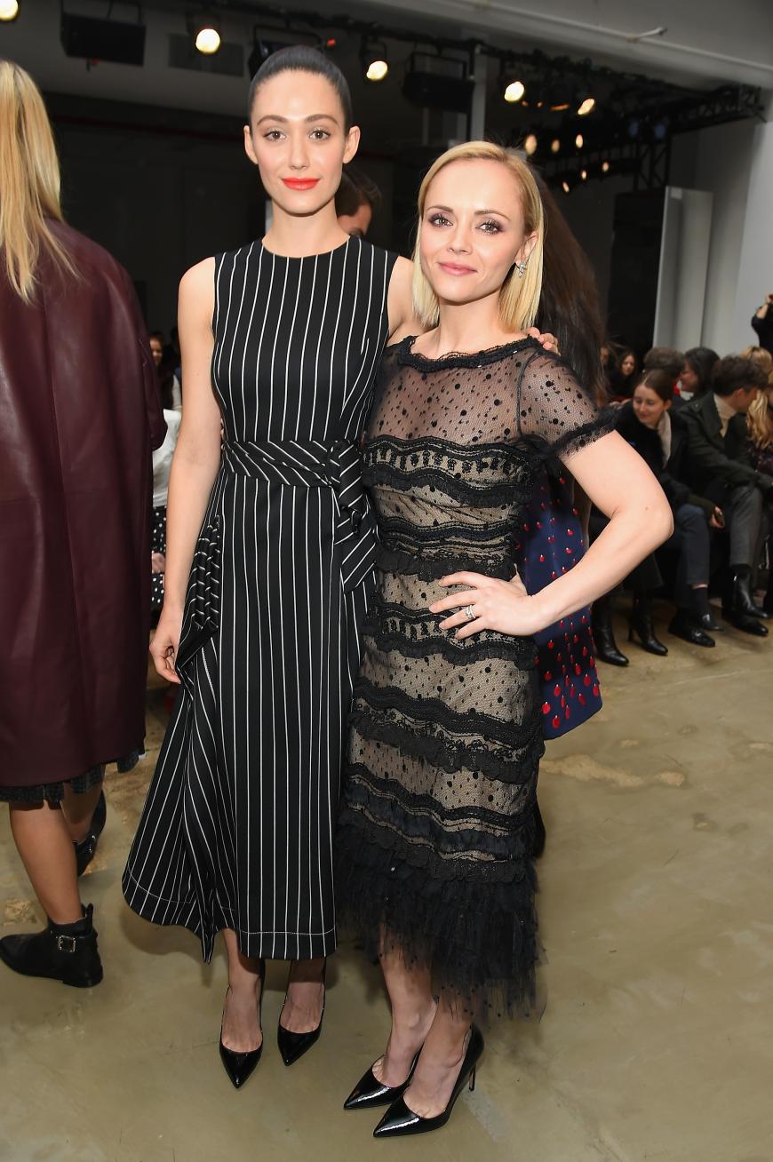 Groß trifft auf klein: Emmy Rossum Arm in Arm mit Christina Ricci bei Carolina Herrera.