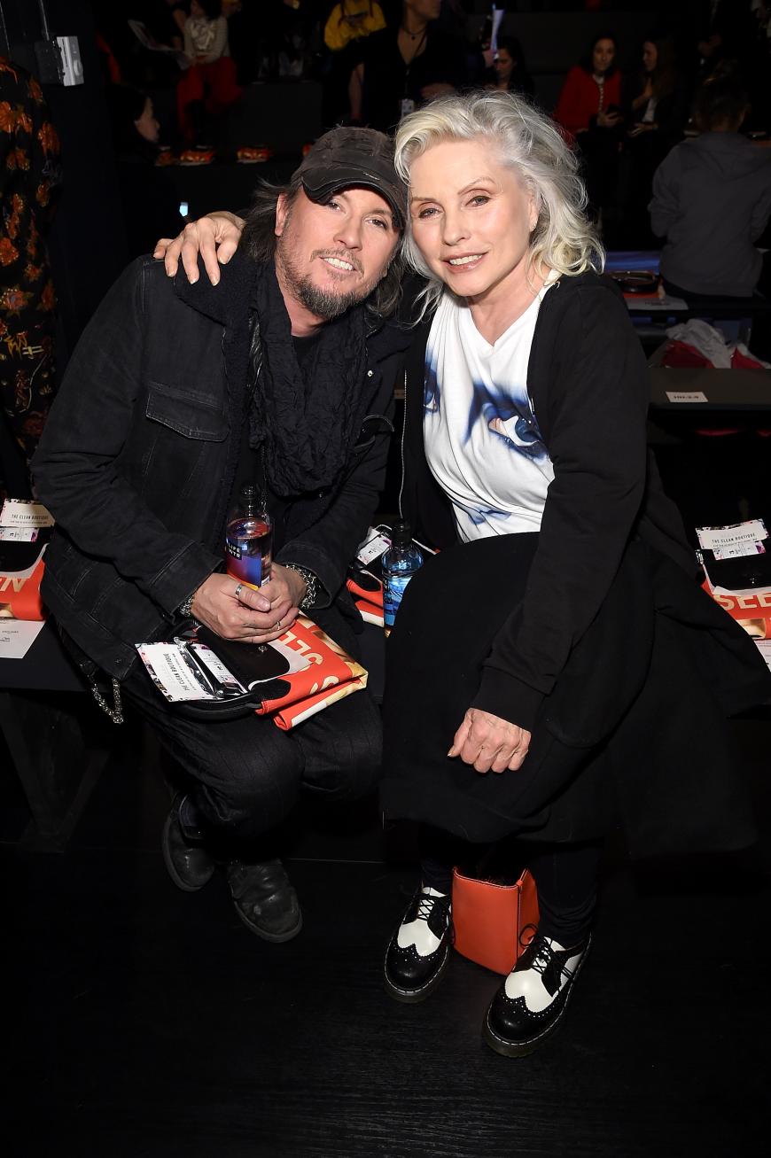 Sängerin Debbie Harry alias Blondie kann sich mit ihren 71 Jahren immer noch unter dem Fashion-Volk sehen lassen.