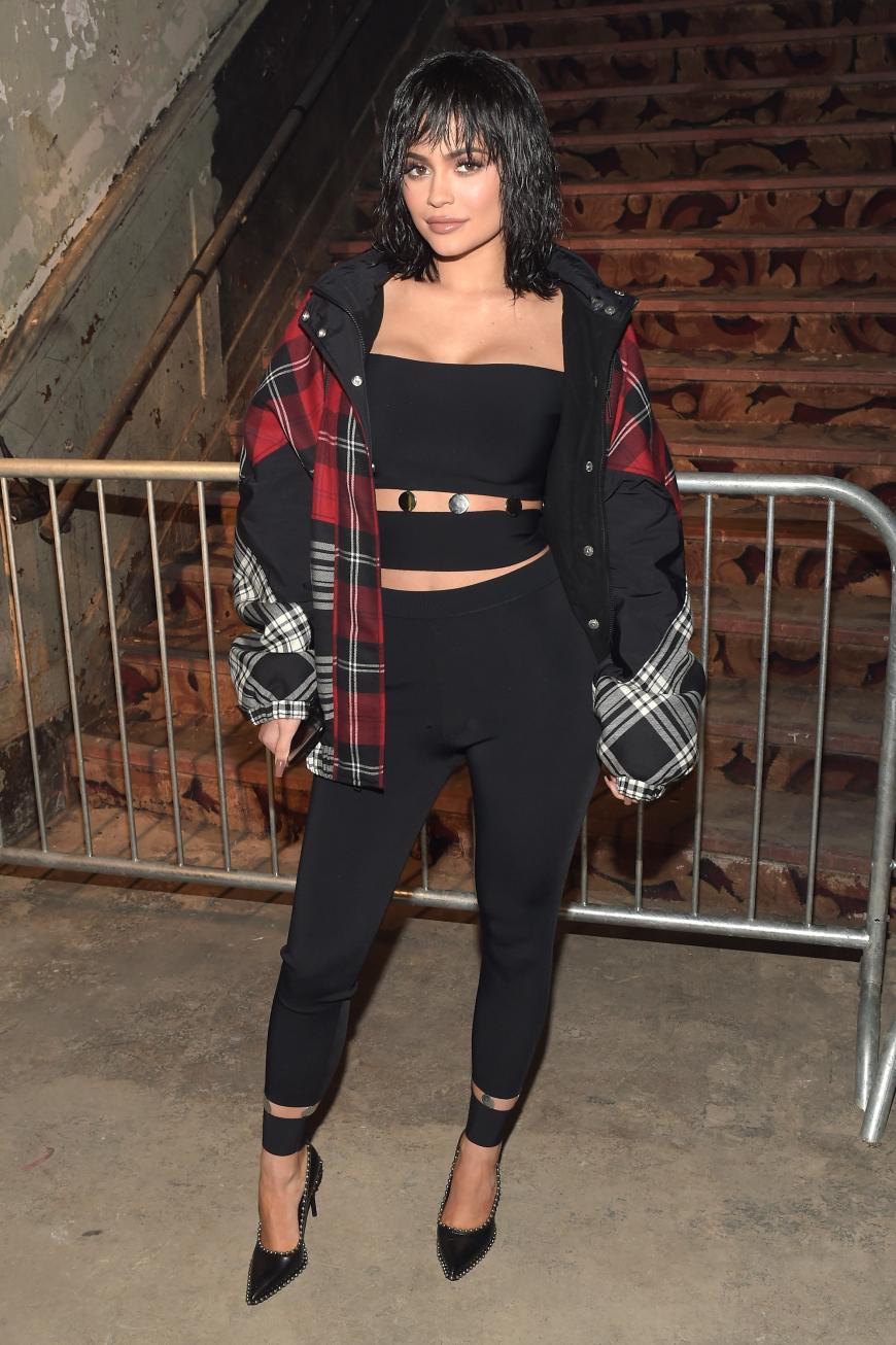 Kylie Jenner setzte bei der Show auf eine Wet-Look-Perücke.