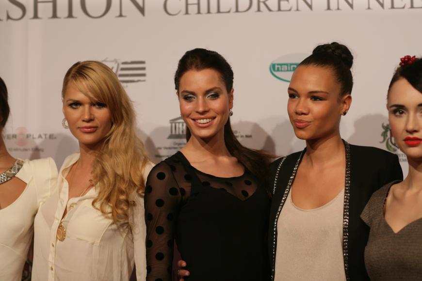 2012 nahm Sara - hier mit ihren Kolleginnen Sarah-Anessa Hitzschke und Dominique Miller (von links) - bei GNTM teil. Heute gilt ihre Aufmerksamkeit vor allem ihren zwei süßen Töchtern.