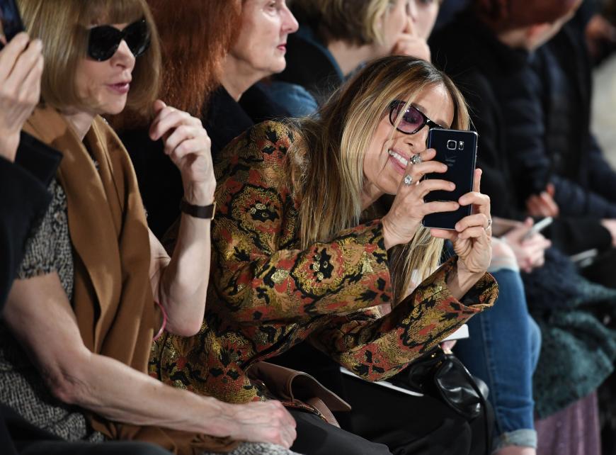 Noch schnell ein Foto machen: Sarah Jessica Parker hat etwas Passendes bei Calvin Klein gefunden.