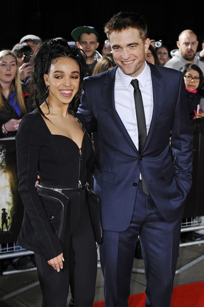 FKA twigs und Robert Pattinson verliebt auf dem roten Teppich der