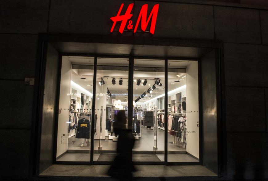 Was ist los bei H&M, dass der Mode-Riese Filialen schließen muss?