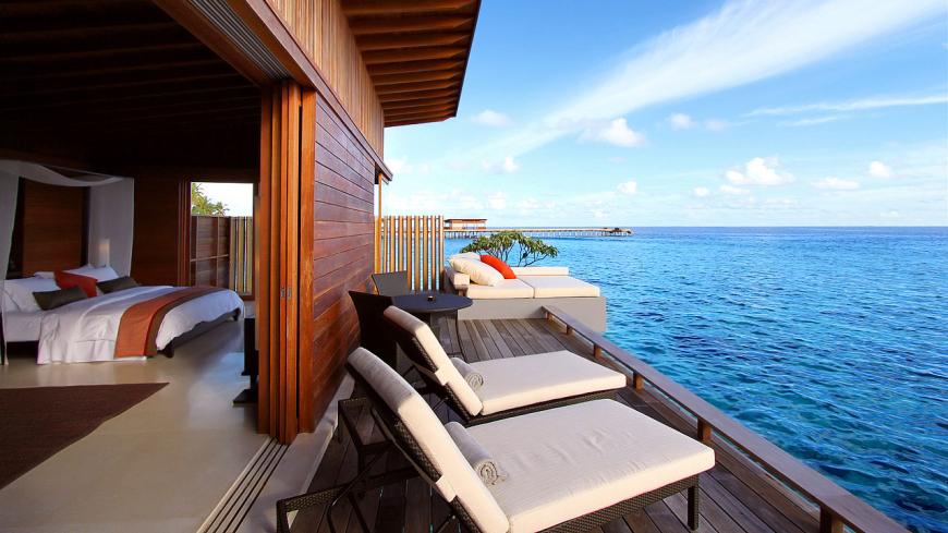 Luxuriös ausgestattete Villa mit Sonnenliegen.