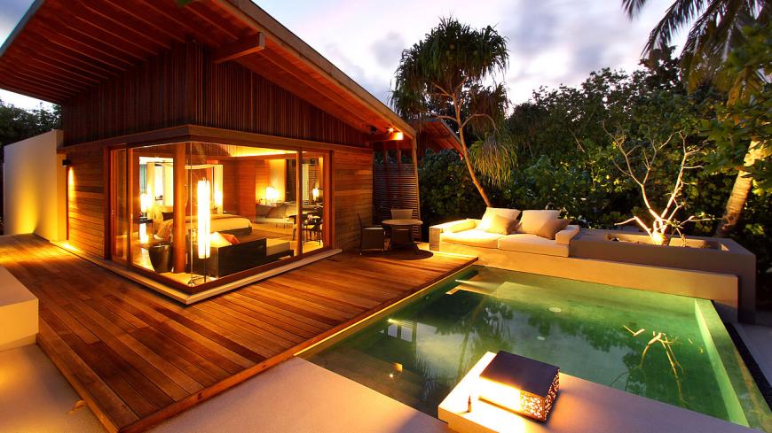 Villa mit eigener Terrasse mit Pool.