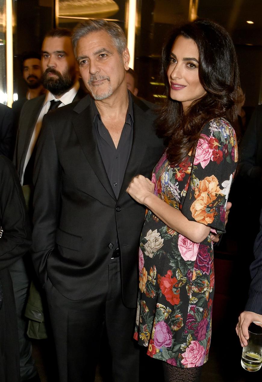 Auch wenn von einer runden Babykugel noch nicht viel zu sehen ist, unter der süßen Wölbung verstecken sich Zwillinge und der erste Nachwuchs für Hollywoods Traumpaar George Clooney und Amal.