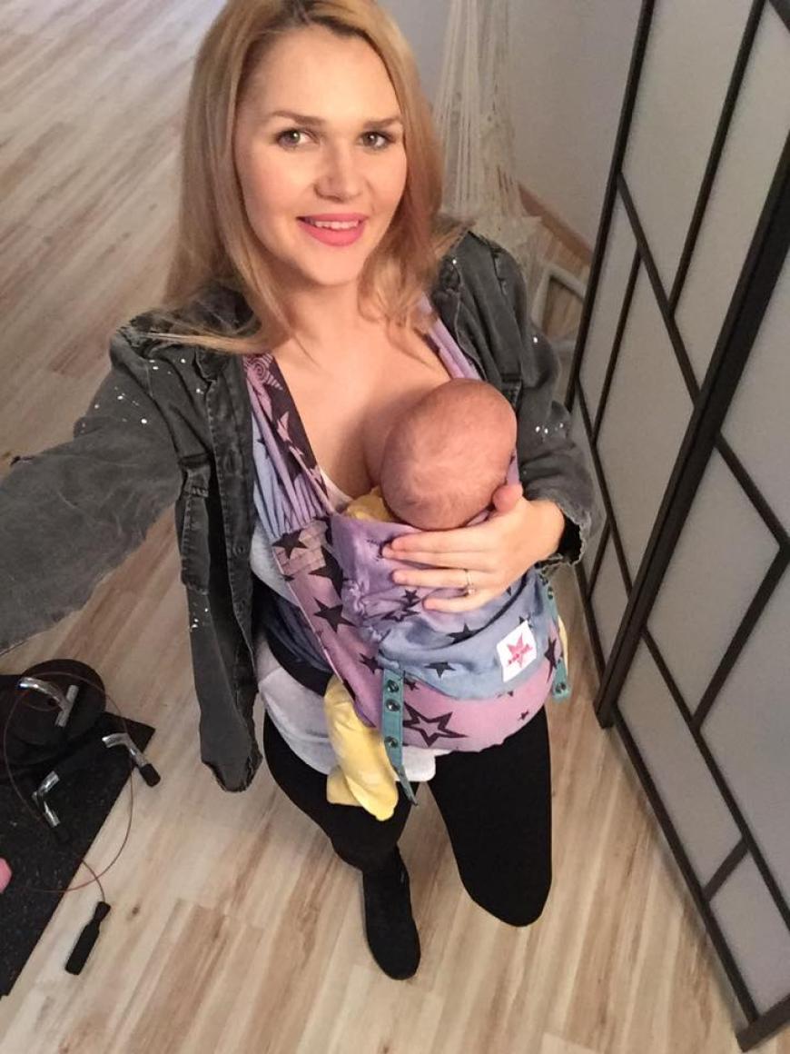 Mit ihrem Leben als Zweifach-Mama geht Sara ziemlich offen um und postet ein Bild beim Stillen ihrer Tochter.