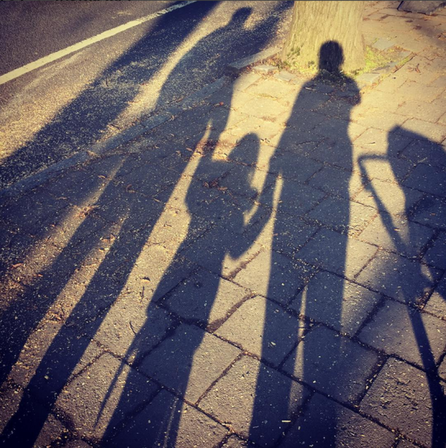 Trotzdem macht Sara um ihre Familie ein Geheimnis und zeigt keine Gesichter ihrer Kinder und ihres Liebsten.