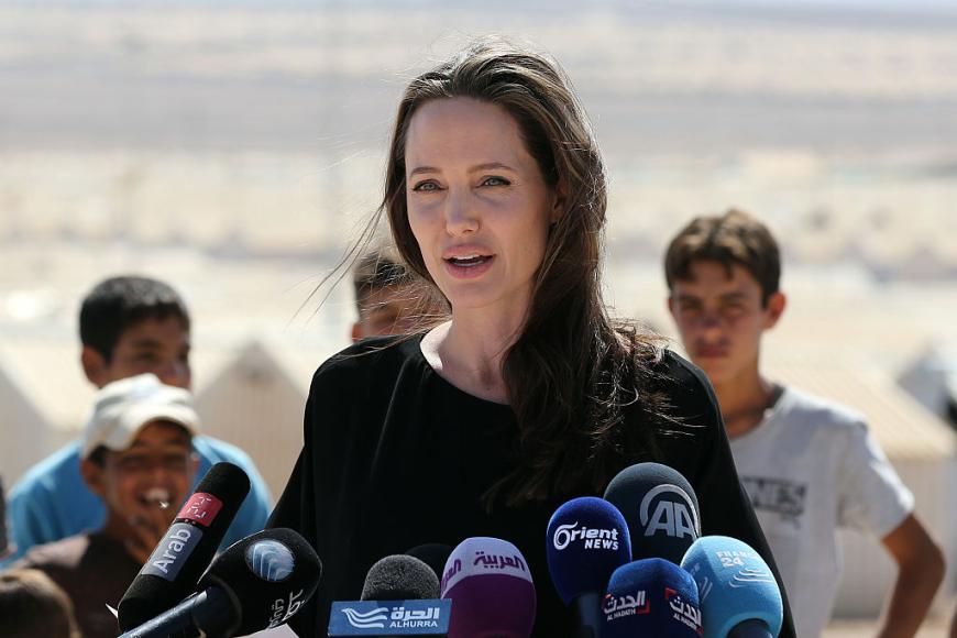 Bei einem Fernseh-Interview in Kambodscha sprach Angelina Jolie erstmals über die Scheidung von Brad Pitt.
