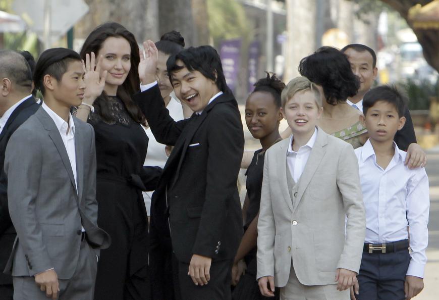 Meine Güte, bald überragen Pax (l.) und Maddox (3. v.l.) ihre Mutter Angelina Jolie! Bei der Filmpremiere von