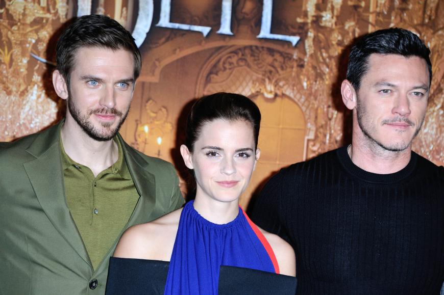 Mit ihren Co-Stars Dan Stevens und Luke Evans (v.l.) bei der Pressetour von