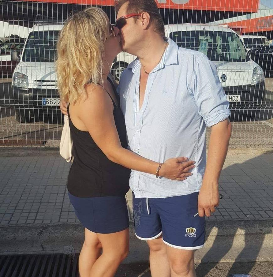 Als Jens im Dschungelcamp im fernen Australien weilte, wurde die Beziehung auf eine Probe gestellt. Jetzt sind sie wieder glücklich vereint.