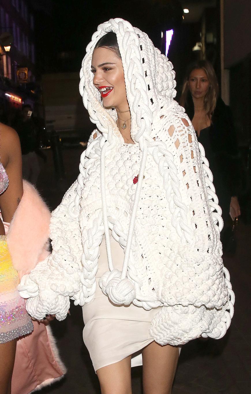 Kendall Jenner mit ihrem neuen Goldzahn in London.