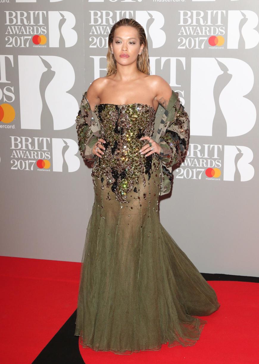 Zusammen mit Katy Perry staubt Rita Ora eine glatte 1 für ihr wunderschönes, grünes Kleid ab und auch Haare- und Make-up-Styling war großartig!