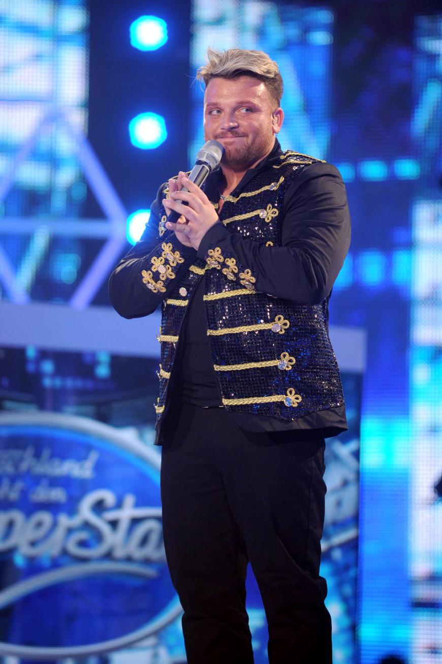 Menowin Fröhlich nahm zweimal bei DSDS teil und wurde immer wieder für seine tolle Stimme gelobt. Nur seine kriminelle Karriere legt ihm Steine in den Weg.
