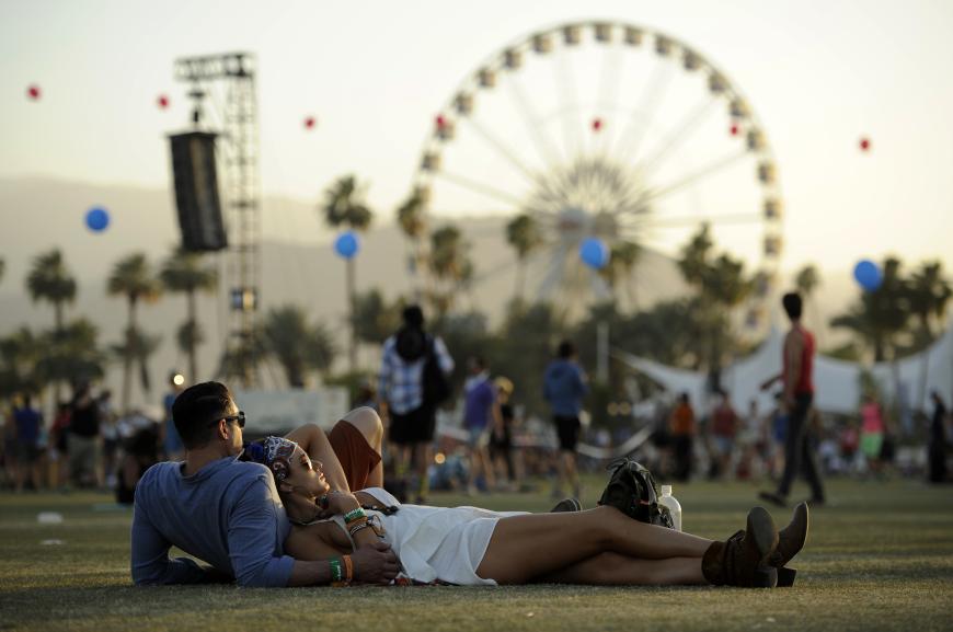Beim Coachella Valley Music & Arts Festival feiern sich die Stars nicht nur auf der Bühne, sondern auch daneben und beweisen mit ihren Outfits, dass sie das Zeug zu waschechten Hippies haben.