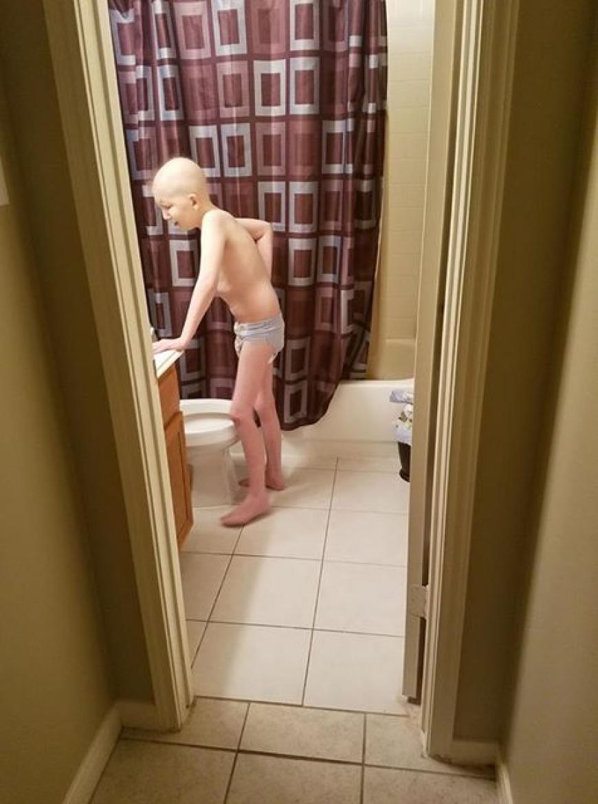 "Und bevor ihr schreit und sagt: 'Warum veröffentlicht sie ein Bild von ihm in einer Windel? Unmöglich!' Tja, also erstens zeigt es nicht mehr als eine Badehose tun würde und zweitens tue ich es, weil das Leben eben nicht immer politisch korrekt und schön ist. Es ist echt. Das Leben ist nicht schön, und Krebs zerstört einen Menschen." So rechtfertigt die Mutter des krebskranken Drake ihr Posting. 