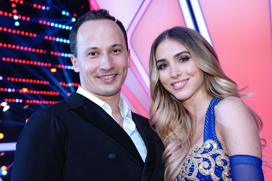 Profitänzer Sergiu Luca darf mit Model Ann-Kathrin Brömmel über das Tanzparkett fegen.