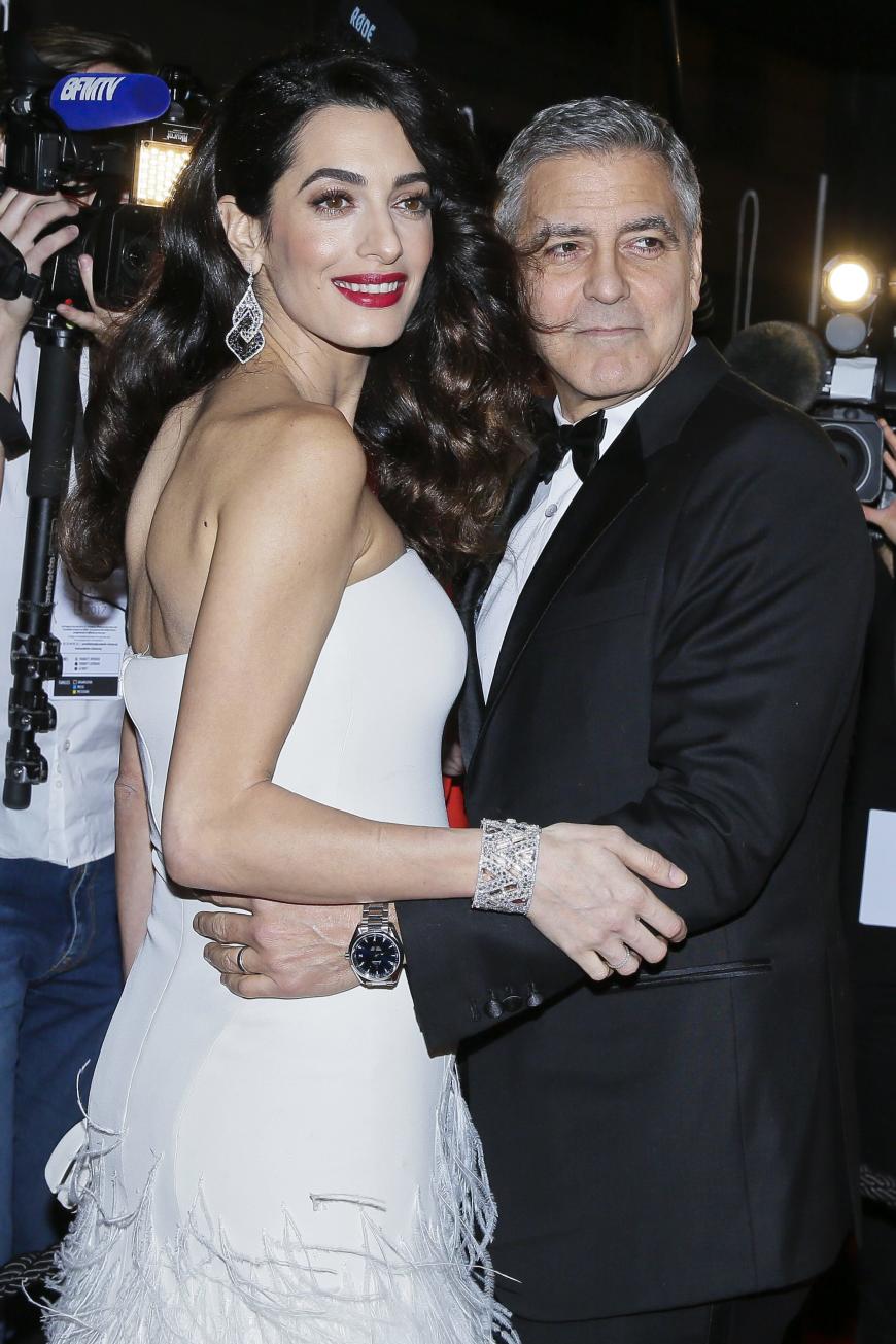 Dabei überstrahlte Amal in ihrem weißen Versace-Traum einfach alle und...