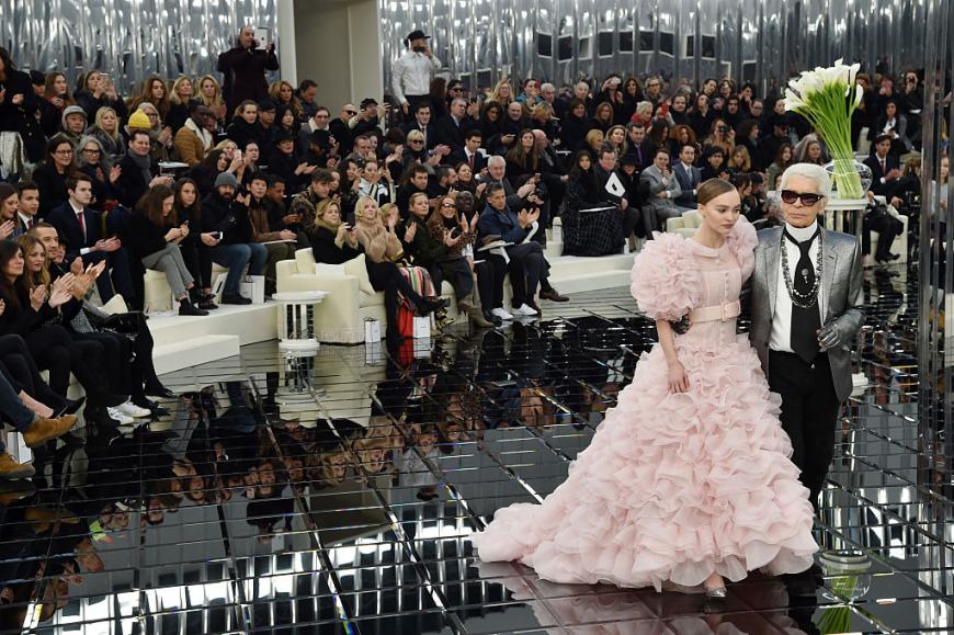 Karl Lagerfeld designt seit über 30 Jahren für das französische Modehaus Chanel. Mit seinen berühmten Haute Couture Schauen sorgt der Modeschöpfer regelmäßig für Aufsehen.