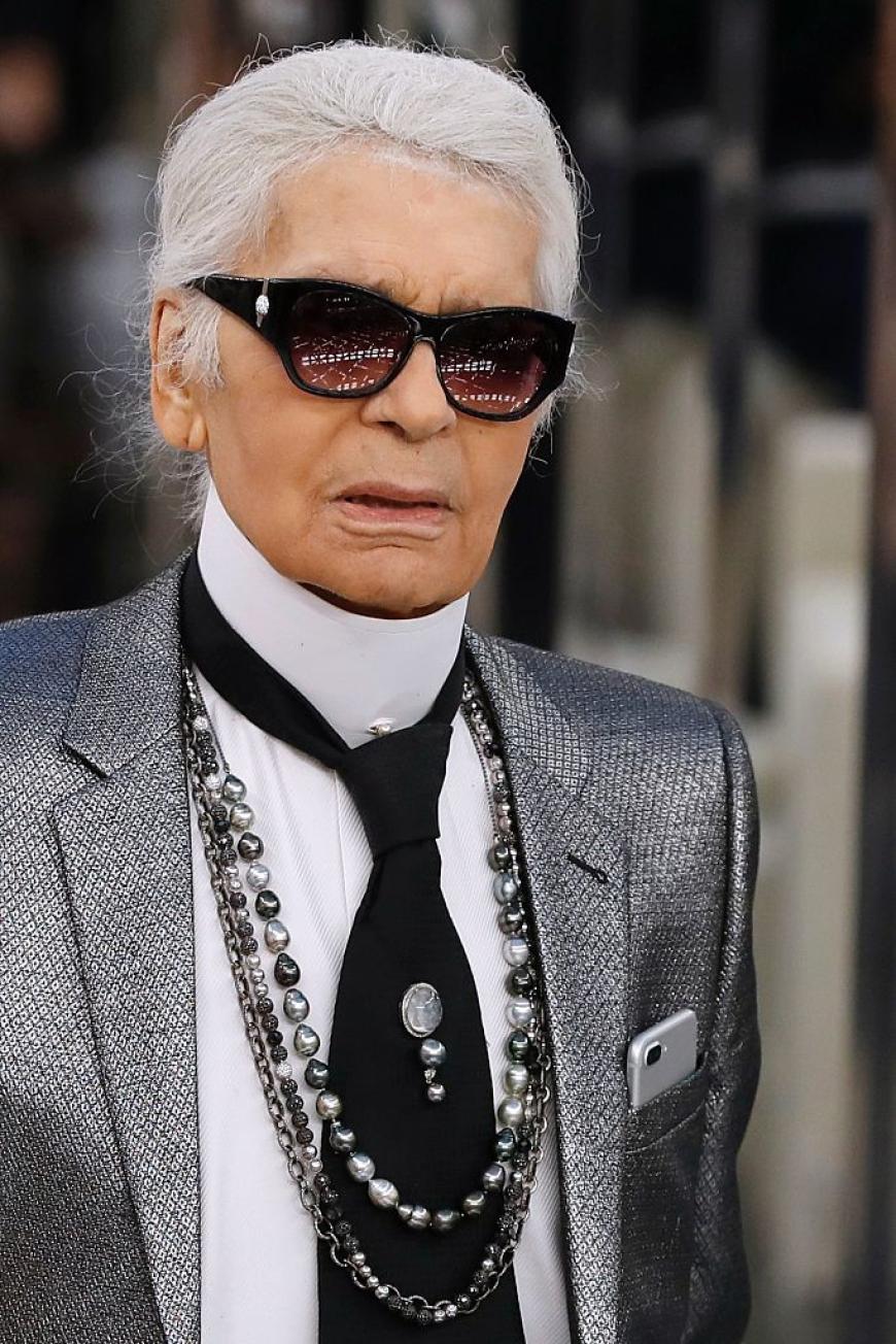 Karl Lagerfeld ist nicht nur für seinen Signature-Look bekannt, sondern auch für seine spitze Zunge, die so manch Seitenhieb gegen Promis in petto hat.
