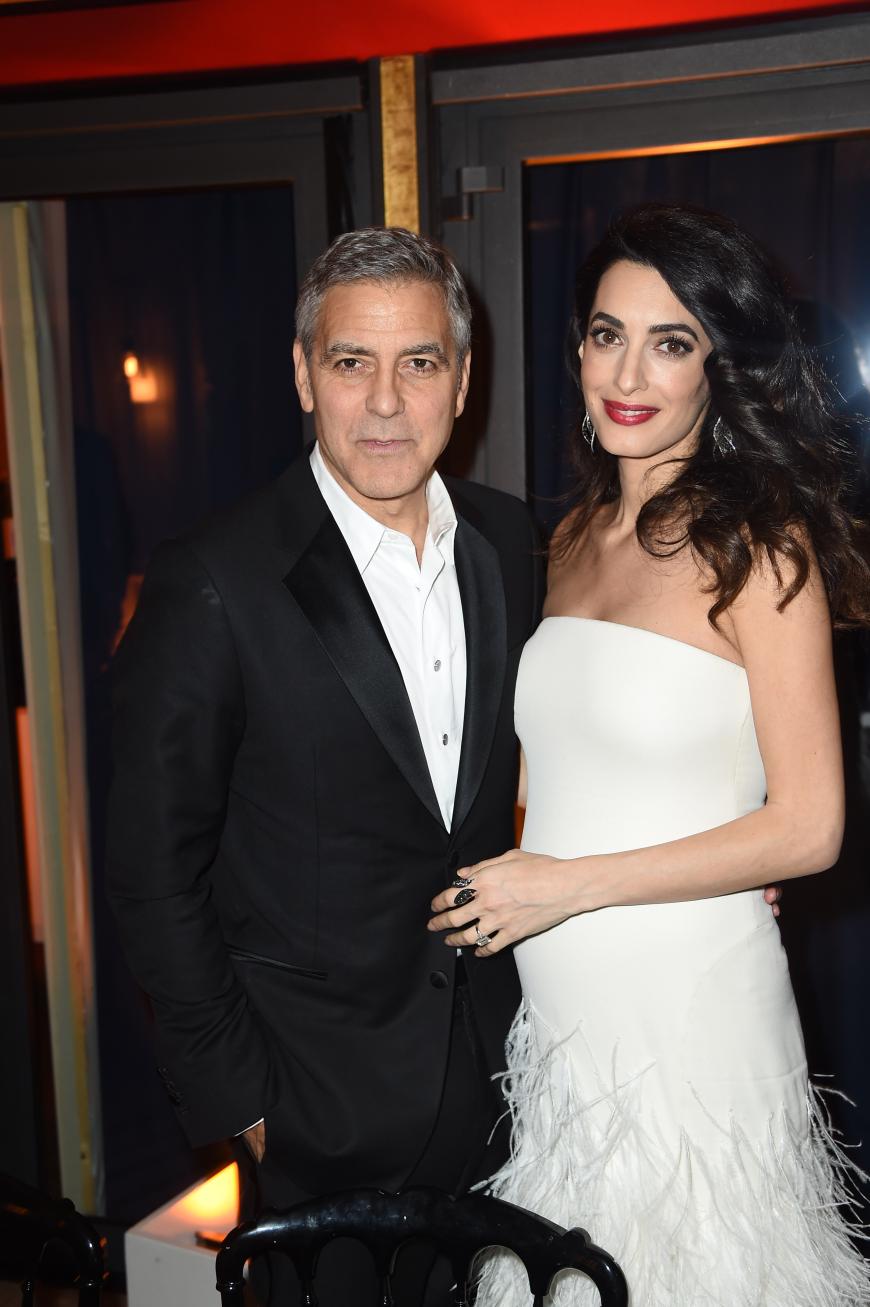 Baby an board: Amal Clooney versteckt ihre Zwillings-Kugel nicht mehr.