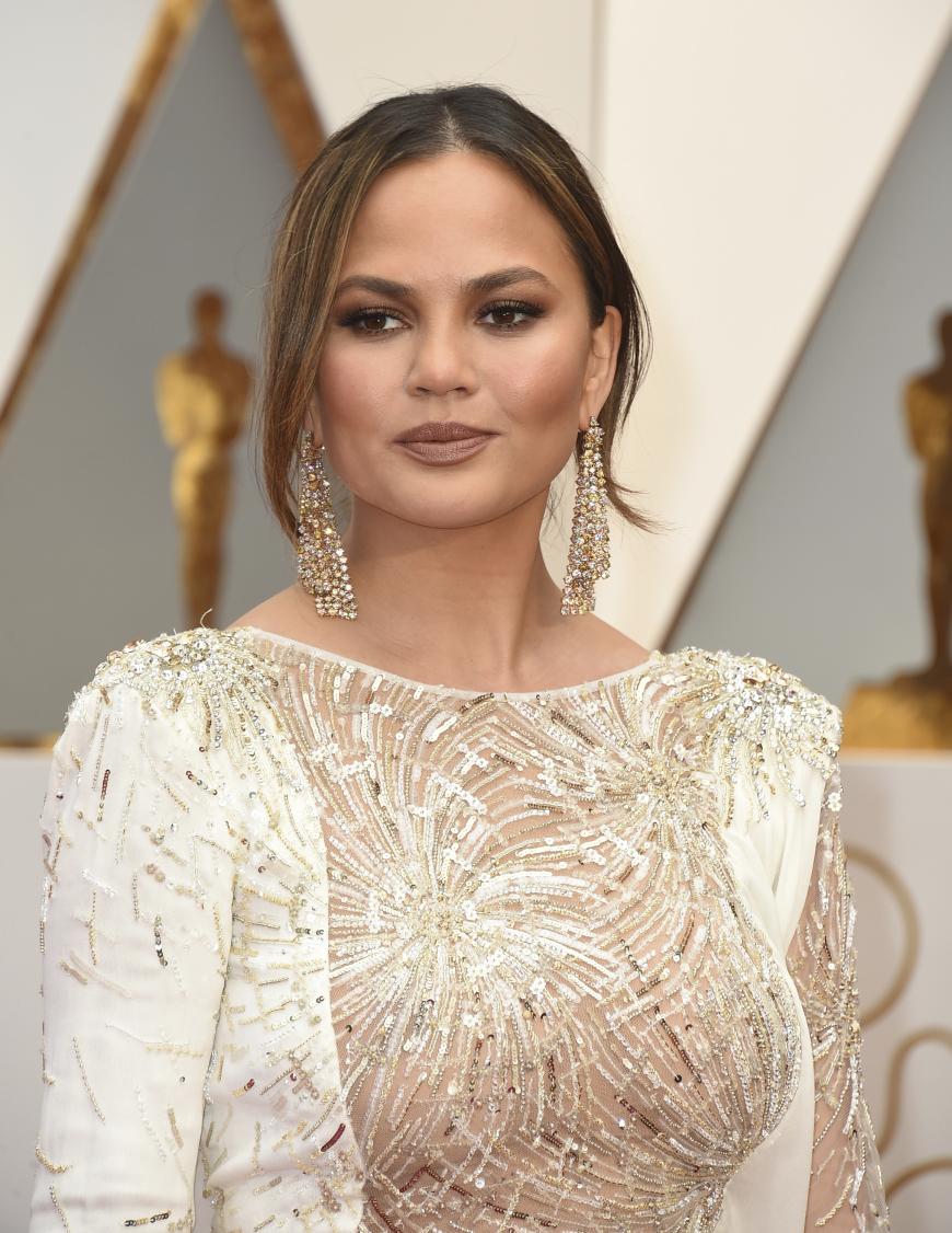 Chrissy Teigen muss man einfach mögen, jedoch finden wir ihren Lippenstift nicht ganz so passend, zu braunstichig. Ansonsten schön geschminkt und auch die Frisur war sehr passend zu den Academy Awards.