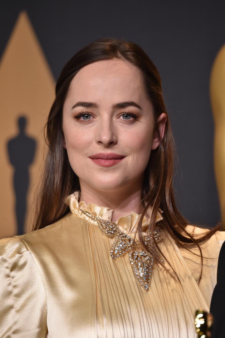 Dakota Johnson spielte in ihrem letzten Film zwar eine graue Maus, nur das Make-up zur Oscar Verleihung hätte nicht ebenso aussehen müssen. Etwas mehr Glamour, bitte.