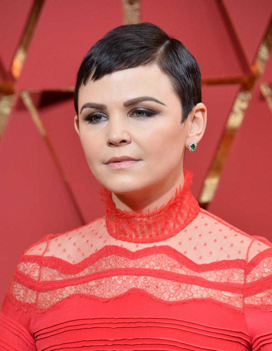 Ginnifer Goodwins Look gefällt uns nicht wirklich. Das dunkle Augen-Make-up macht die Schauspielerin älter als sie eigentlich ist (38) und die Kurzhaar-Frisur sieht wie
