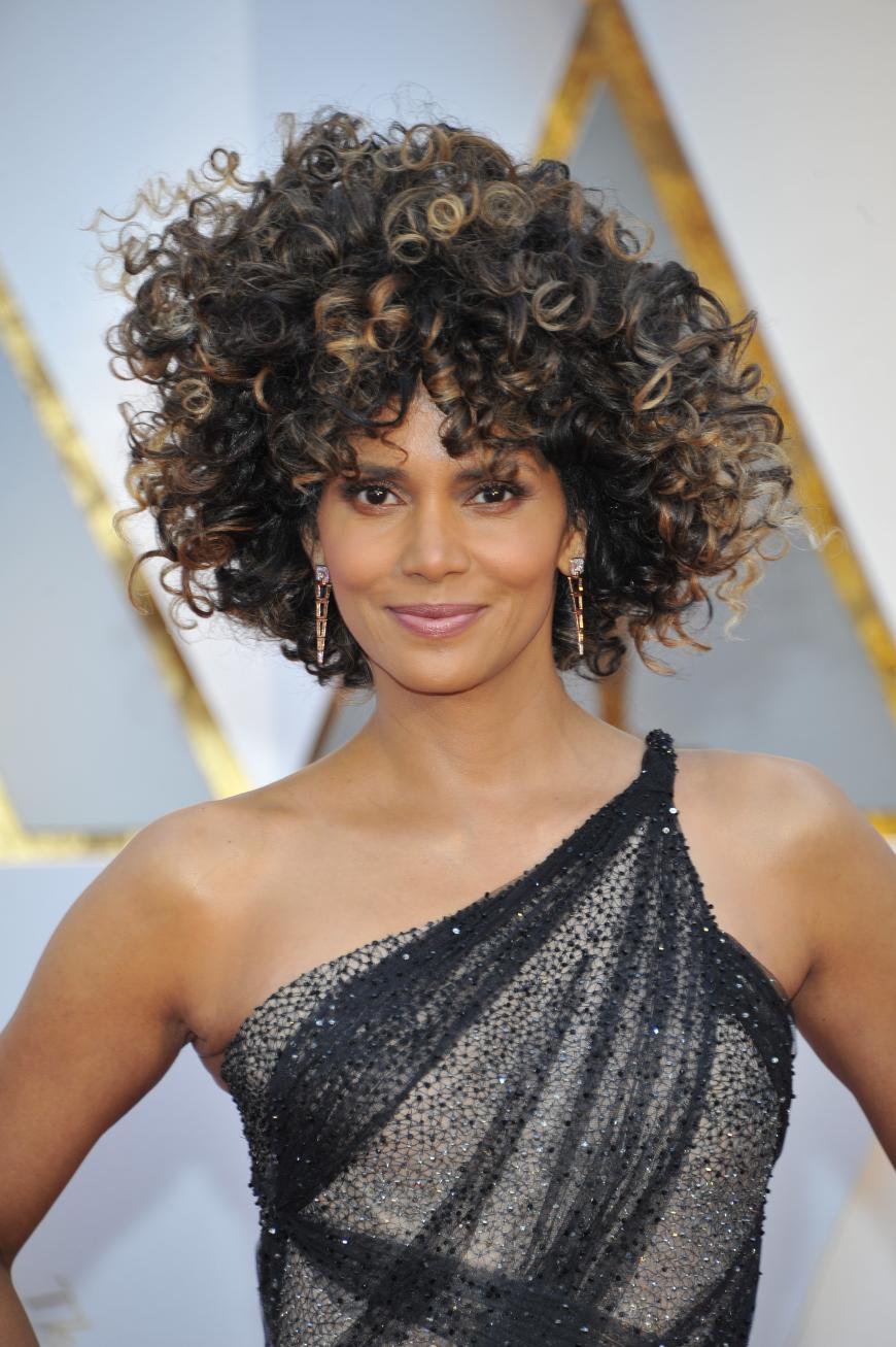 Halle Berrys Styling war von oben bis unten eine echte Bombe! Die wilden Locken, der rosa Lippenstift, wir lieben diesen Look!