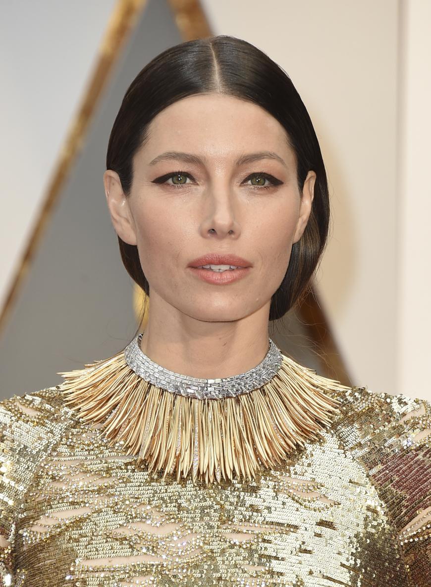 Nein, so leid es uns tut, das Make-up von Jessica Biel stand der Schauspielerin gar nicht. Der schwarze Balken über ihren Augen betont sehr ungünstig ihre natürlichen Schlupflider.